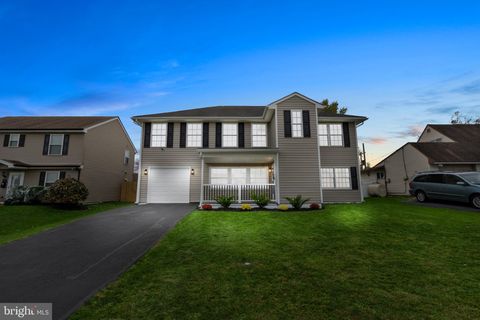 19 PRUNEWOOD ROAD LEVITTOWN PA 19056