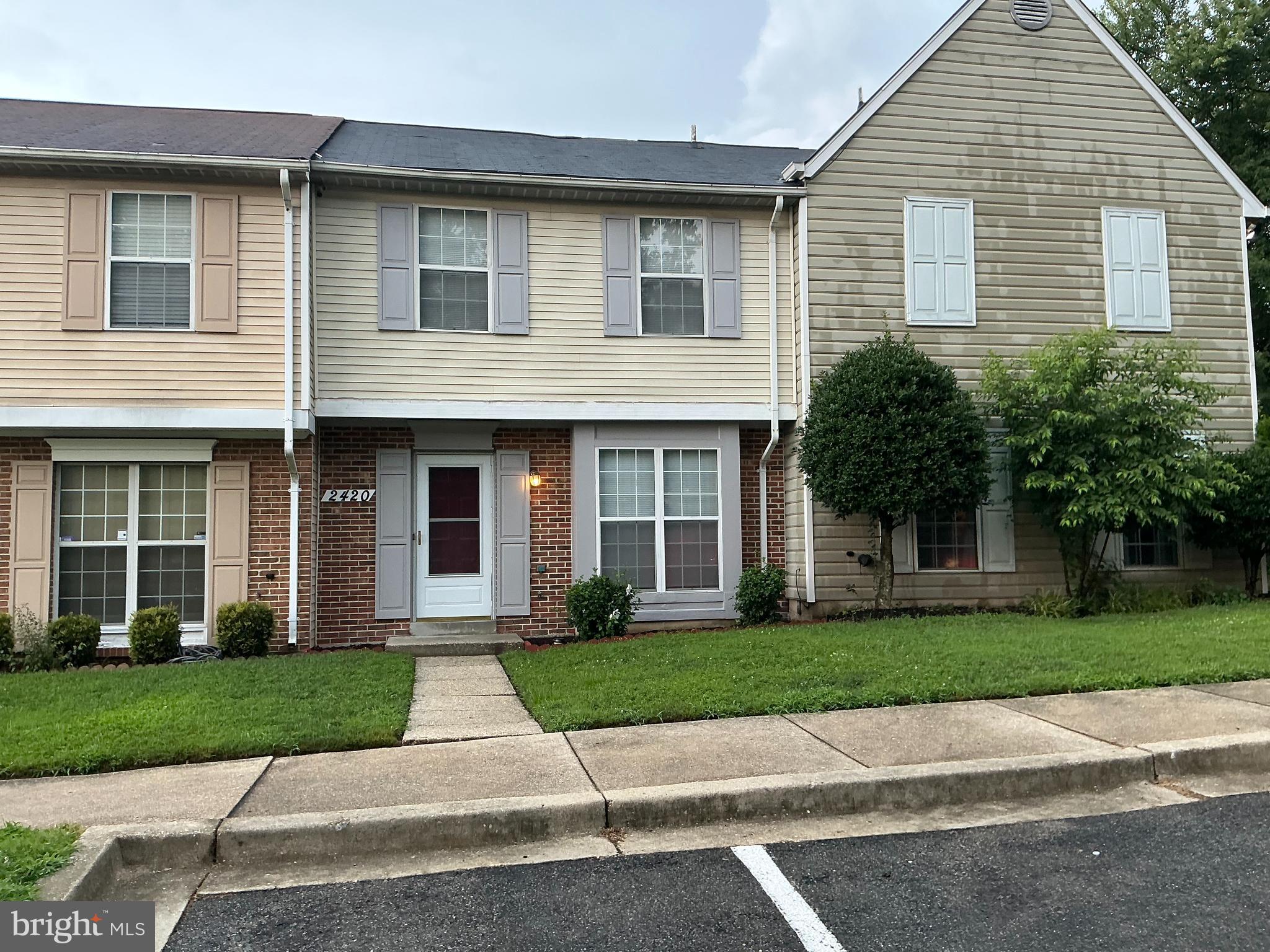 Well maintained 3 BR / 1.5 BA townhouse that is close to transportation, MGM, and loads of shopping options. No smoking. No pets.
