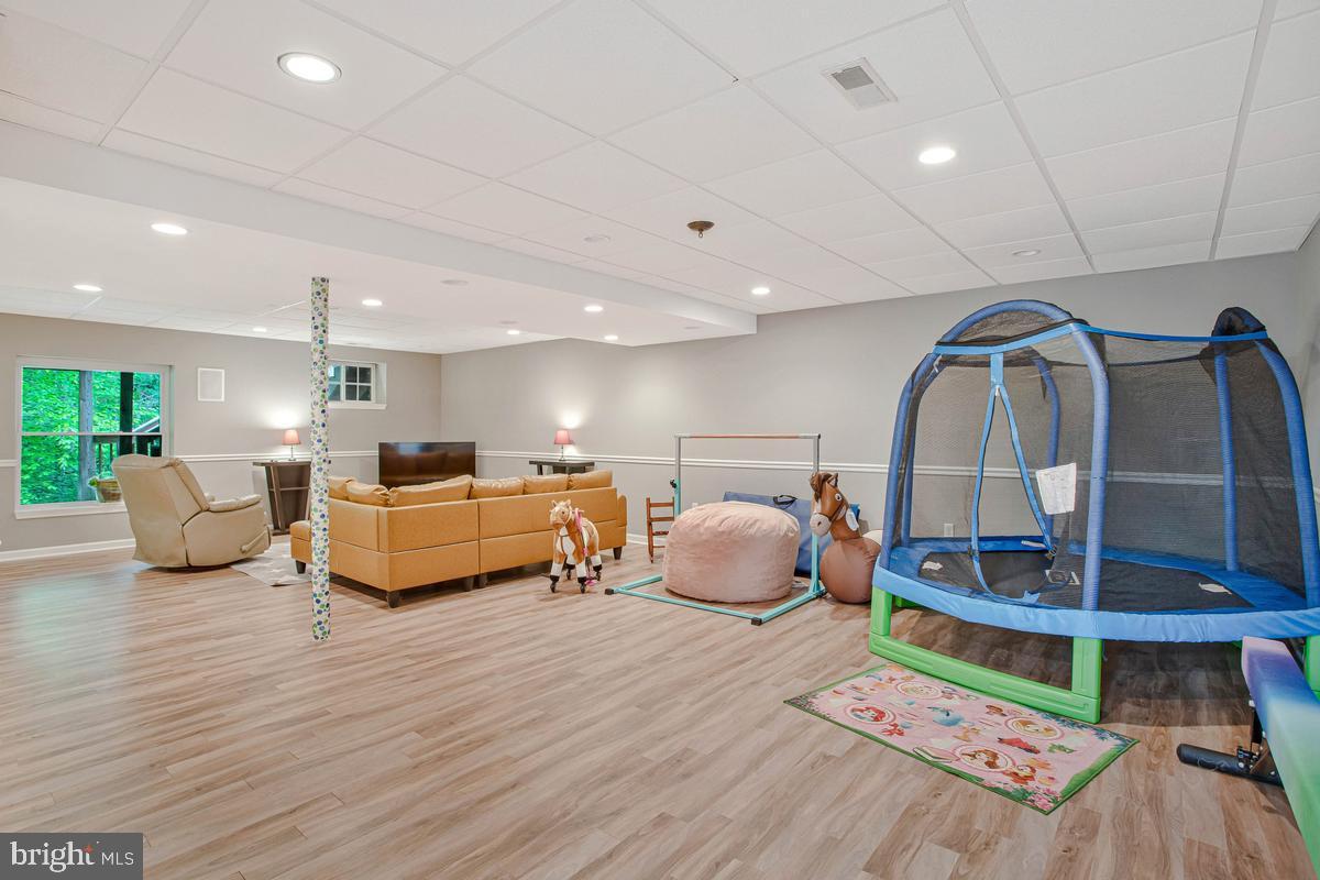 ISLAND CREEK WOODS - Residential