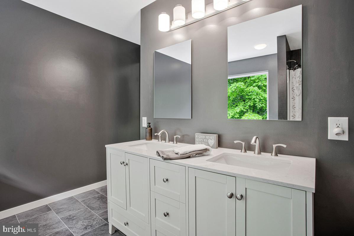 ISLAND CREEK WOODS - Residential