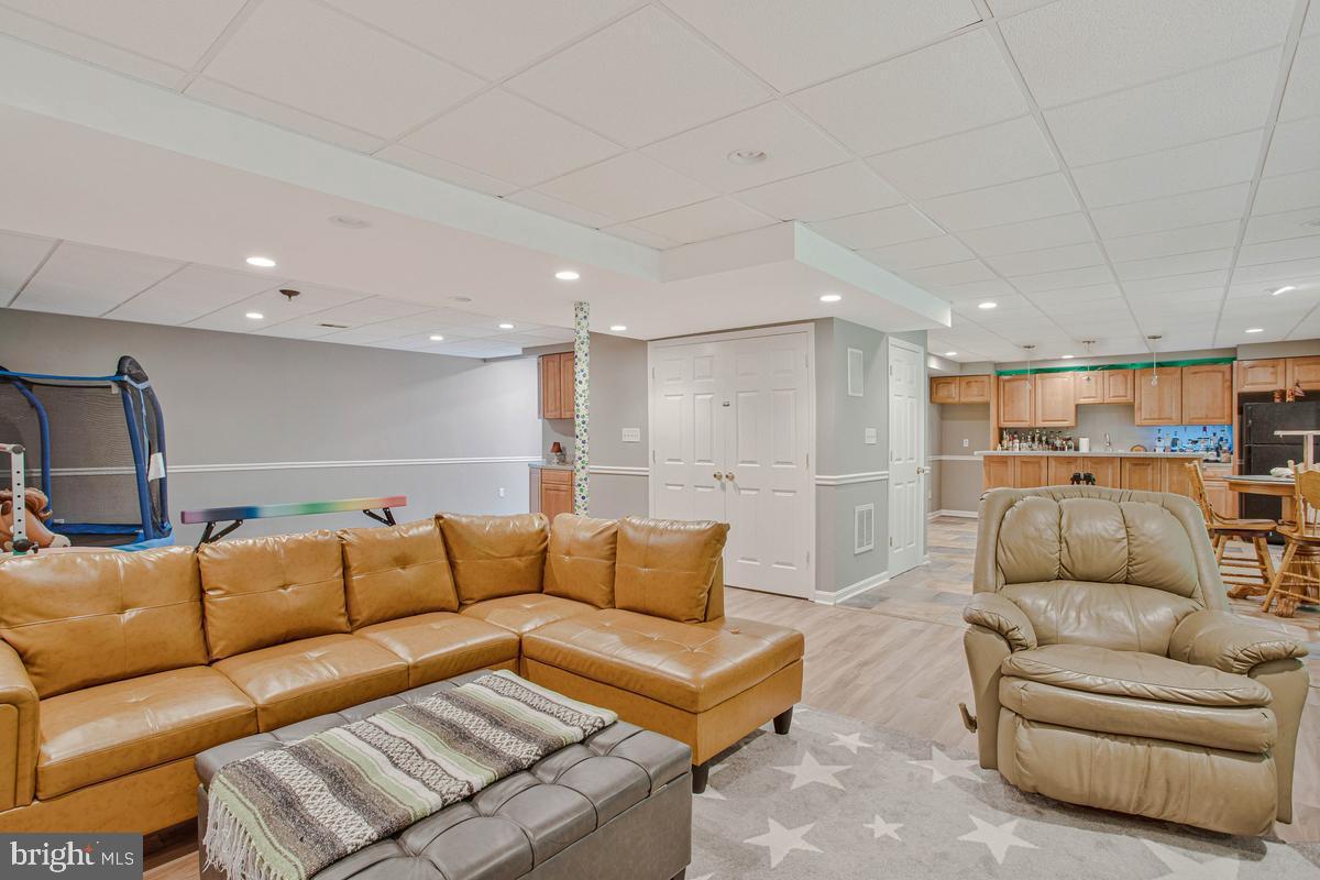 ISLAND CREEK WOODS - Residential