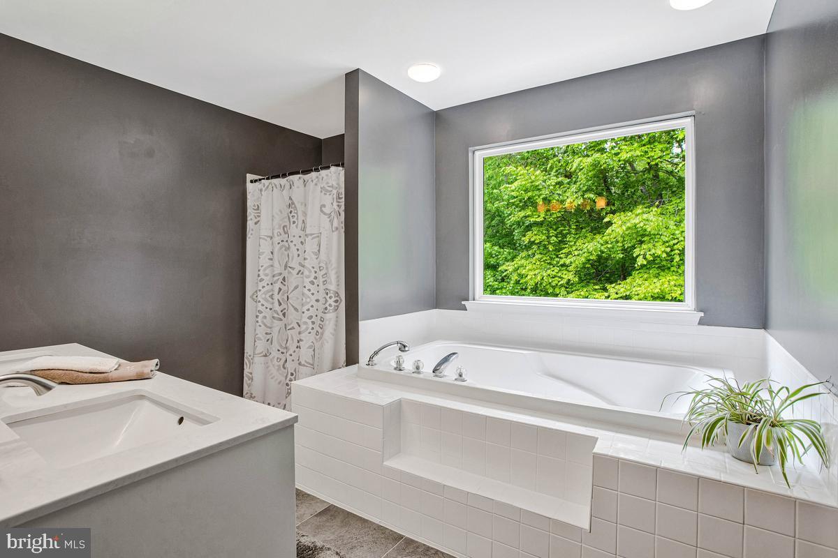 ISLAND CREEK WOODS - Residential