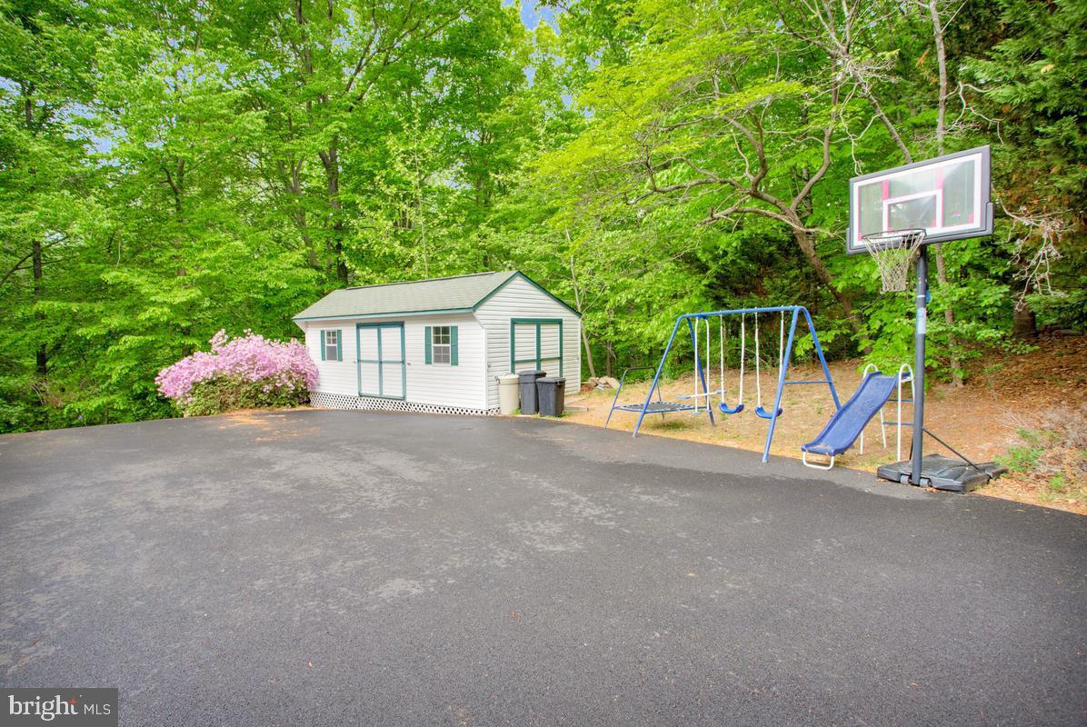 ISLAND CREEK WOODS - Residential