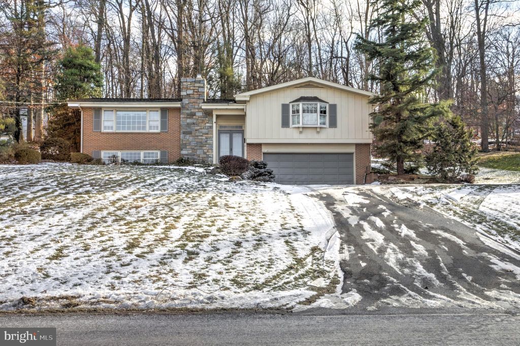 Photo of 140 Edgewood Drive, NEW HOLLAND, PA 17557 (MLS # PALA2063140)