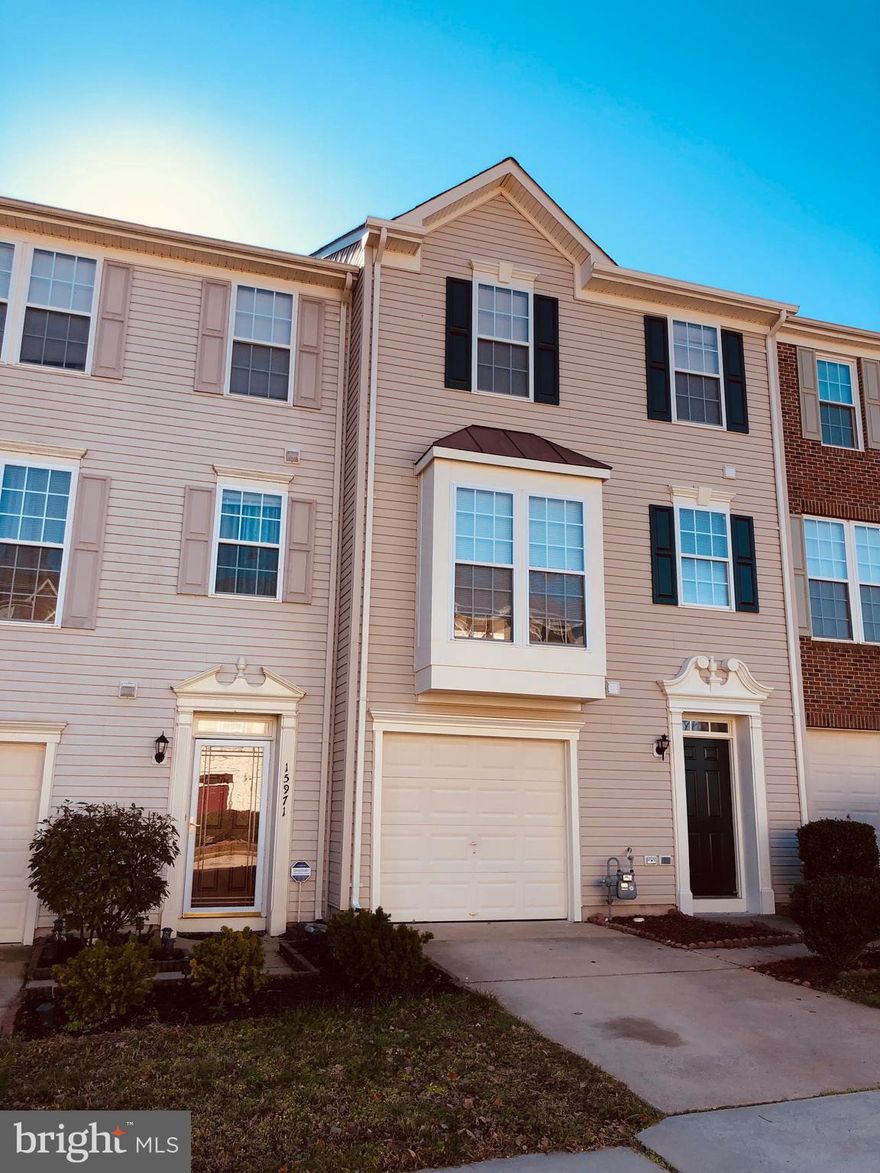 THIS SPACIOUS 3-LVL,3BR,2&2.5BA 1 CAR GARAGE IN SOUGHT RIVERSIDE STATION. BRIGHT &OPEN KITCHEN WITH ISLAND. GORGEOUS BREAKFAST RM&FAM RM W/MARBLE SURROUND FP. DELUXE MASTER SUITE W/SIT RM& LUX. MA BATH.