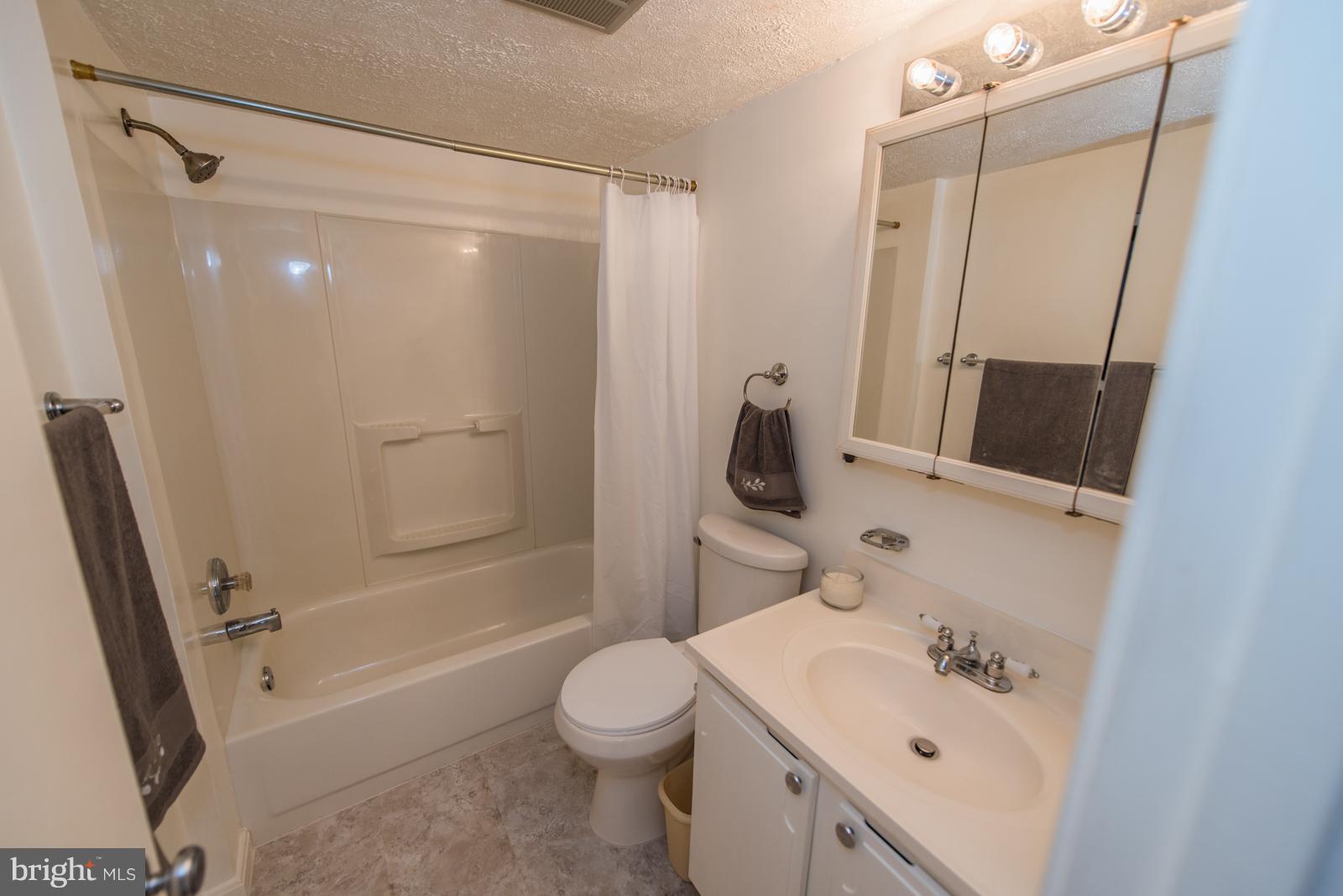 SUMMERTREE CONDO APTS - Residential Lease