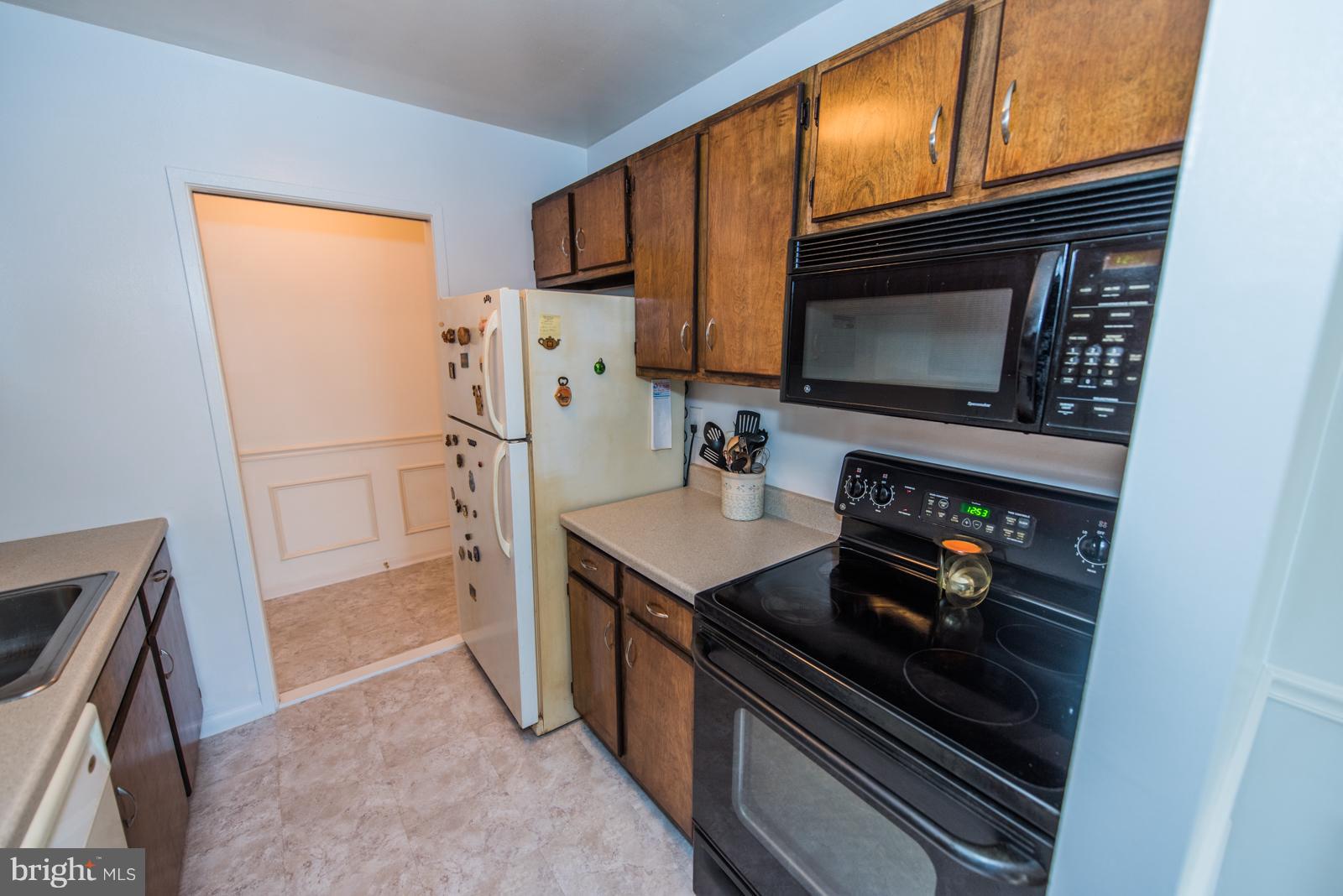 SUMMERTREE CONDO APTS - Residential Lease