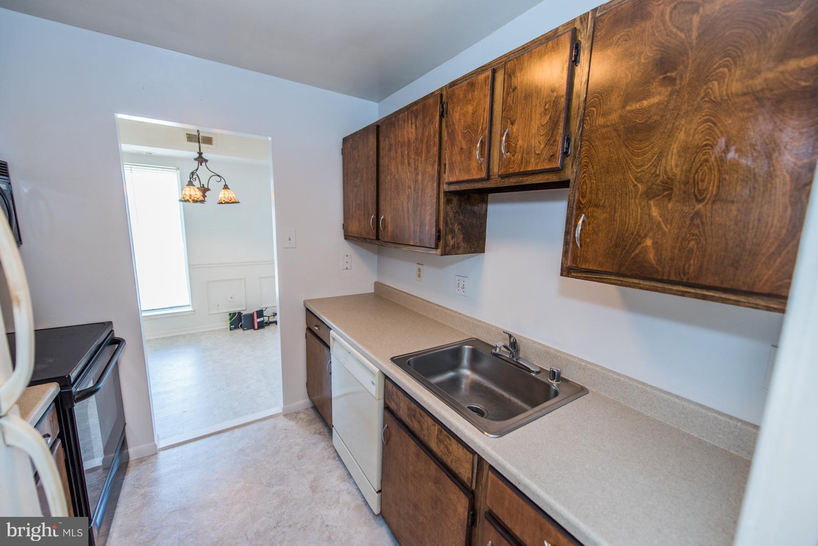 SUMMERTREE CONDO APTS - Residential Lease