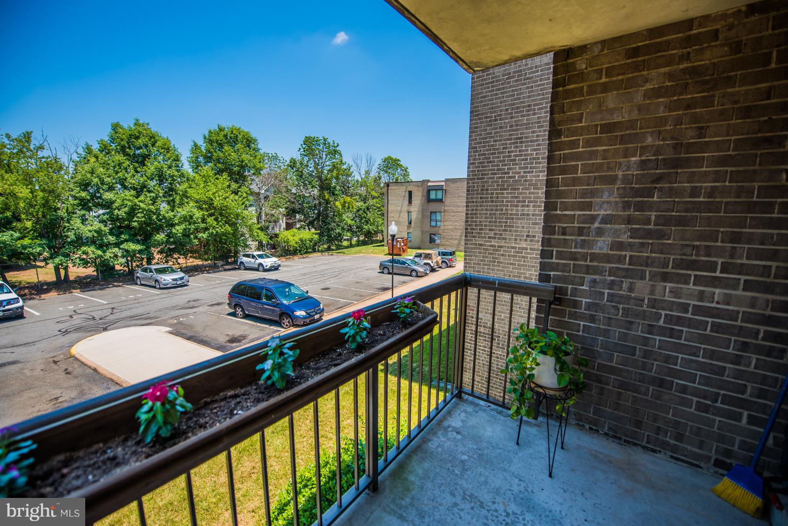 SUMMERTREE CONDO APTS - Residential Lease