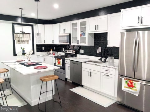 Townhouse For Sale - 1700 E Federal Street<br/> BALTIMORE, MD 21213
