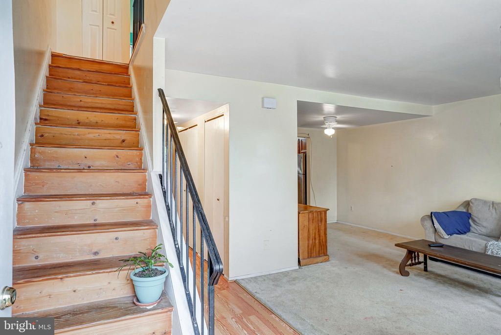 Photo of 1127 Shannon Place, HERNDON, VA 20170 (MLS # VAFX2274792)