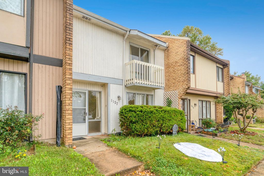 Photo of 1127 Shannon Place, HERNDON, VA 20170 (MLS # VAFX2274792)