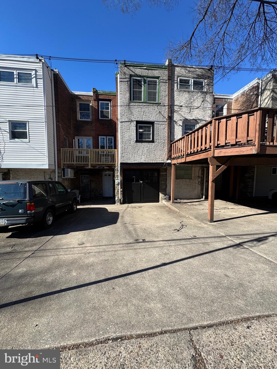 EAST FALLS - Residential Lease