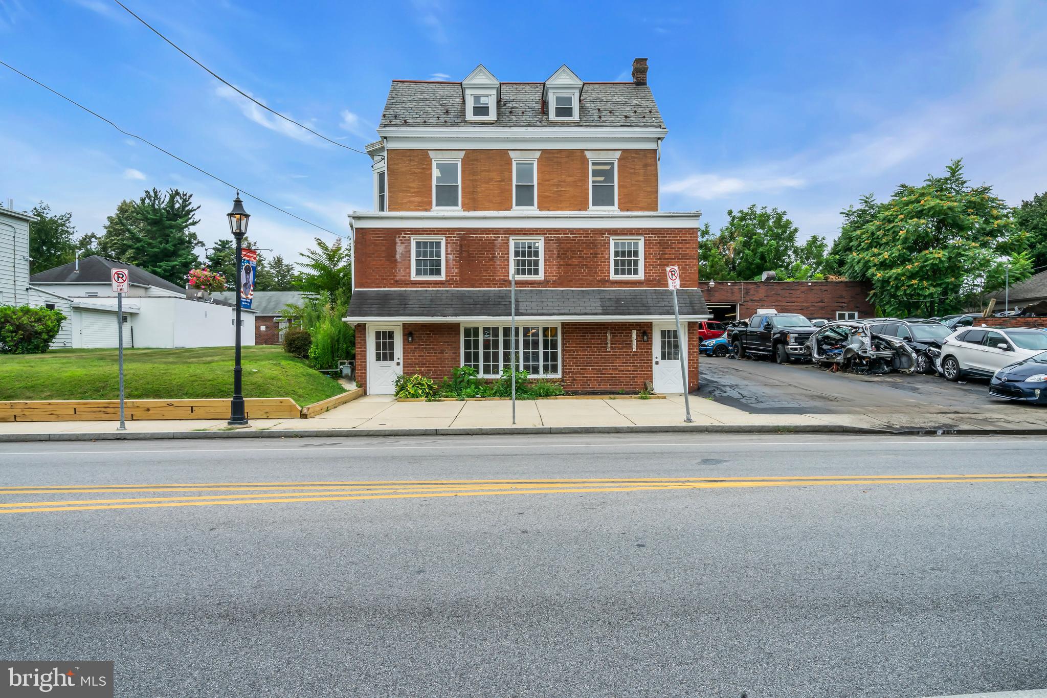 Main image without alt text