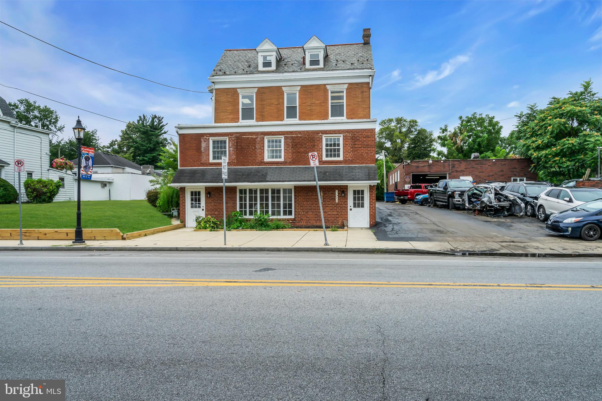 Main image without alt text