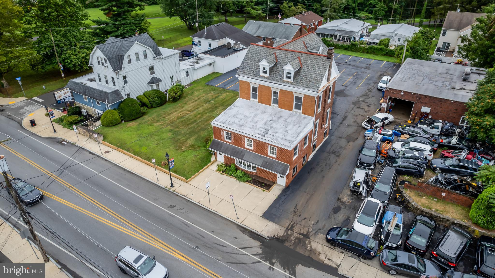 Main image without alt text