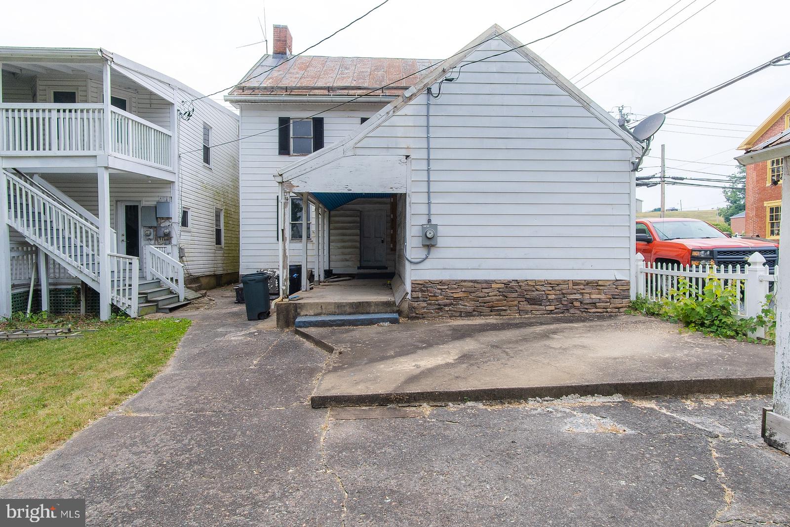 Main image without alt text