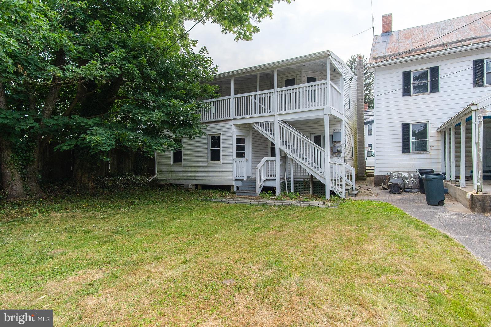 Main image without alt text