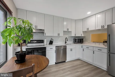 120 Roberts Lane Unit 101, Alexandria, VA MLS: VAAX2044734