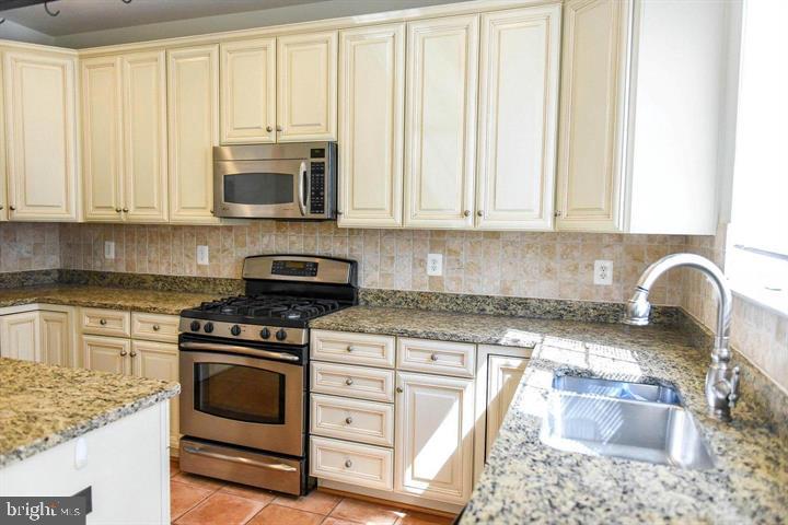 DAHLIA PARK OF WILDEWOOD - Residential Lease