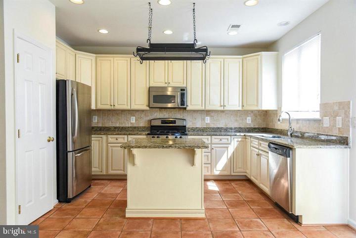 DAHLIA PARK OF WILDEWOOD - Residential Lease