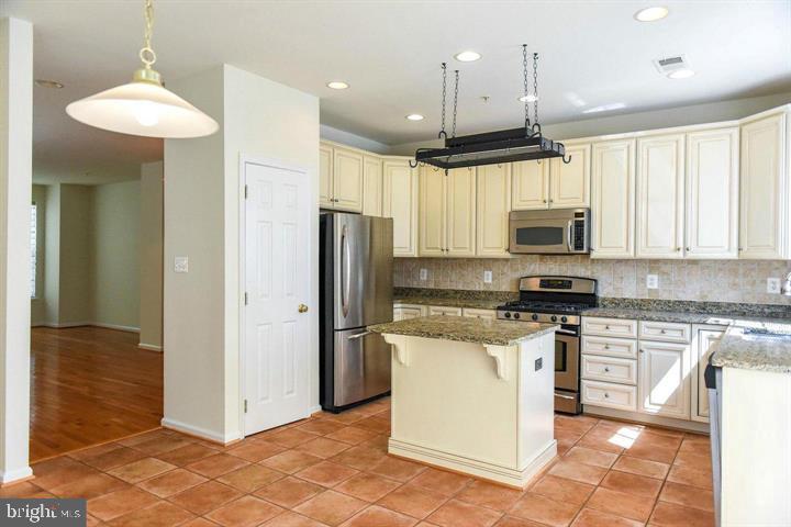 DAHLIA PARK OF WILDEWOOD - Residential Lease