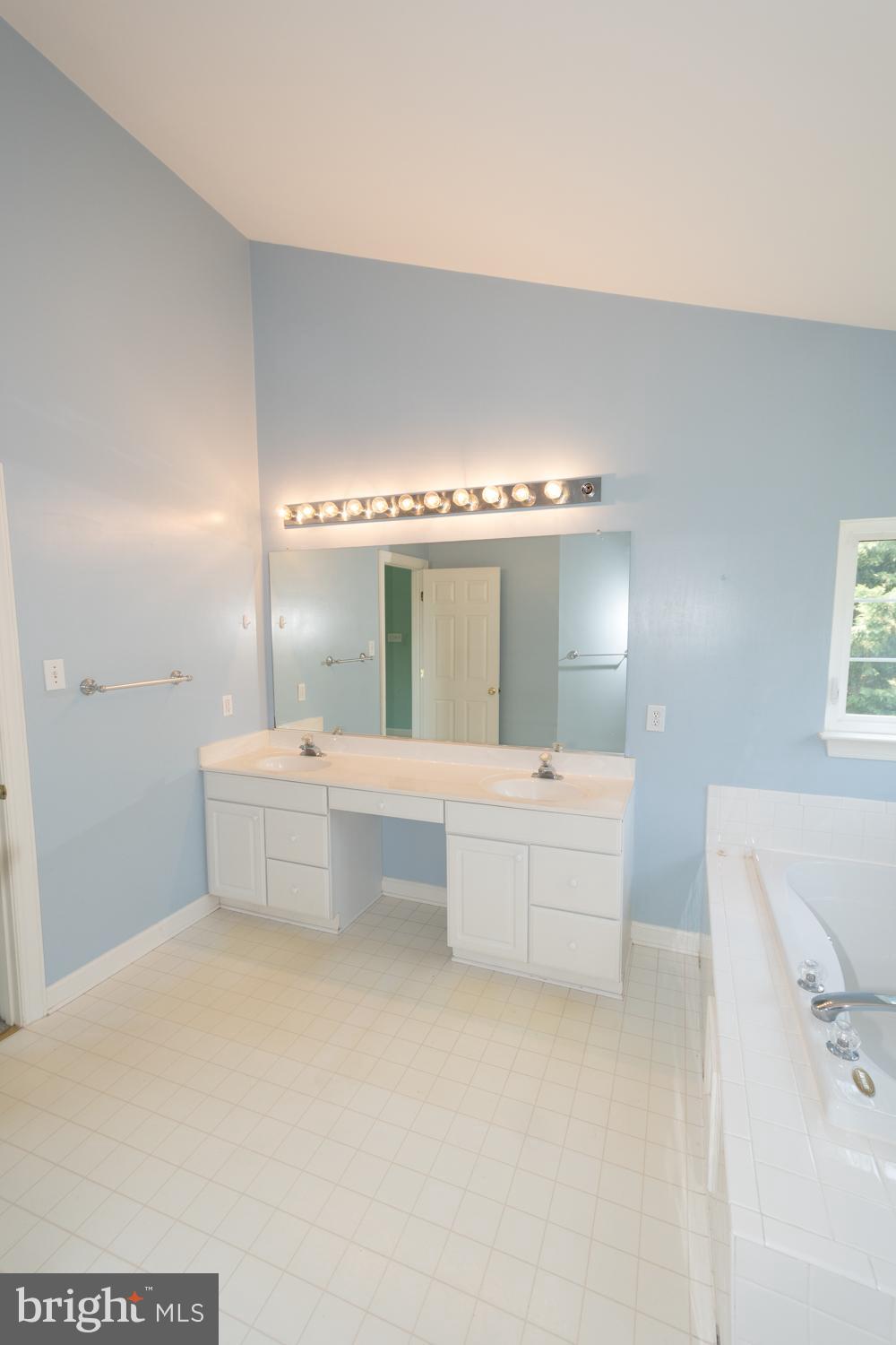 WINDSOR KNOLLS - Residential