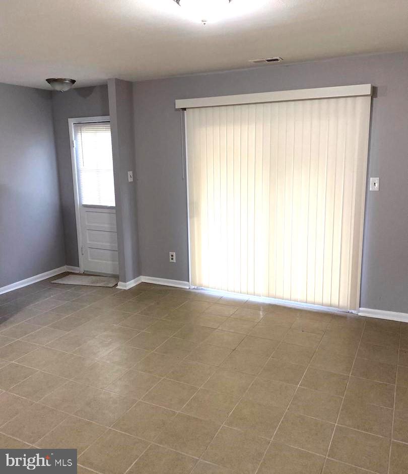 FRANKLIN SQUARE - Residential Lease