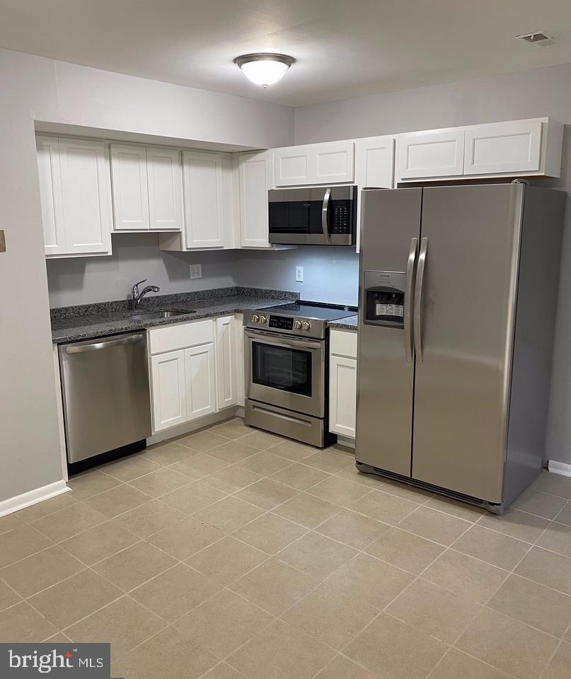 FRANKLIN SQUARE - Residential Lease