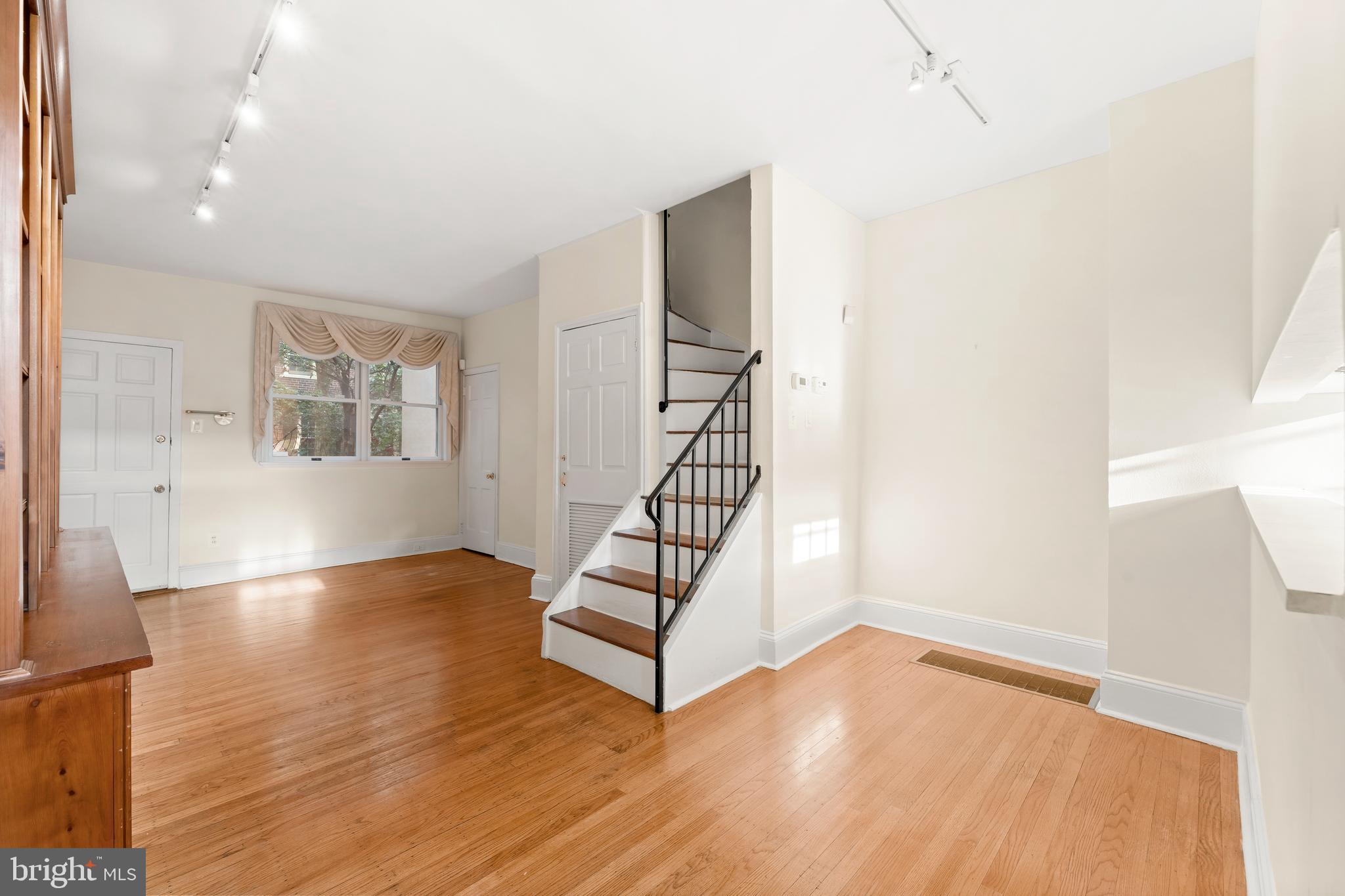 327 LAWRENCE COURT