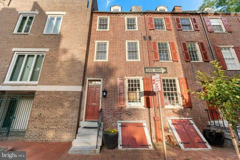 Townhouse For Sale - 327 Lawrence Court<br/> PHILADELPHIA, PA 19106
