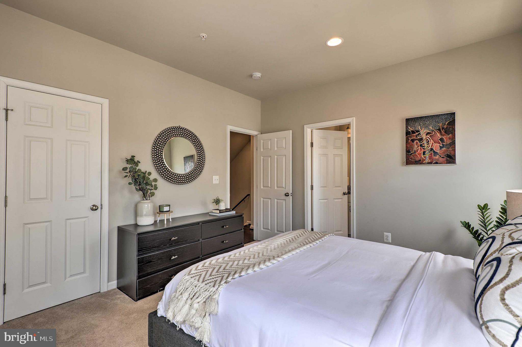 ADMIRALS SQUARE - Residential