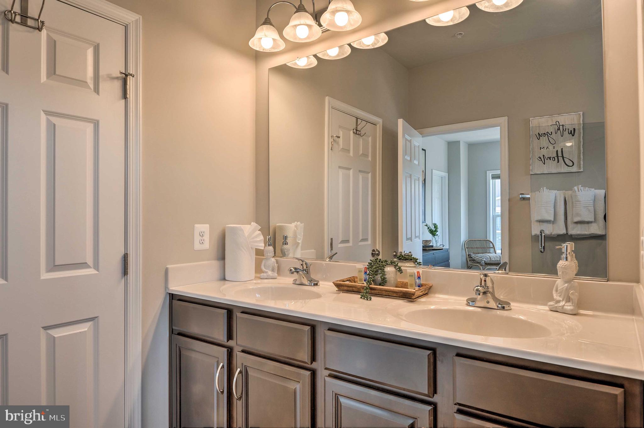 ADMIRALS SQUARE - Residential