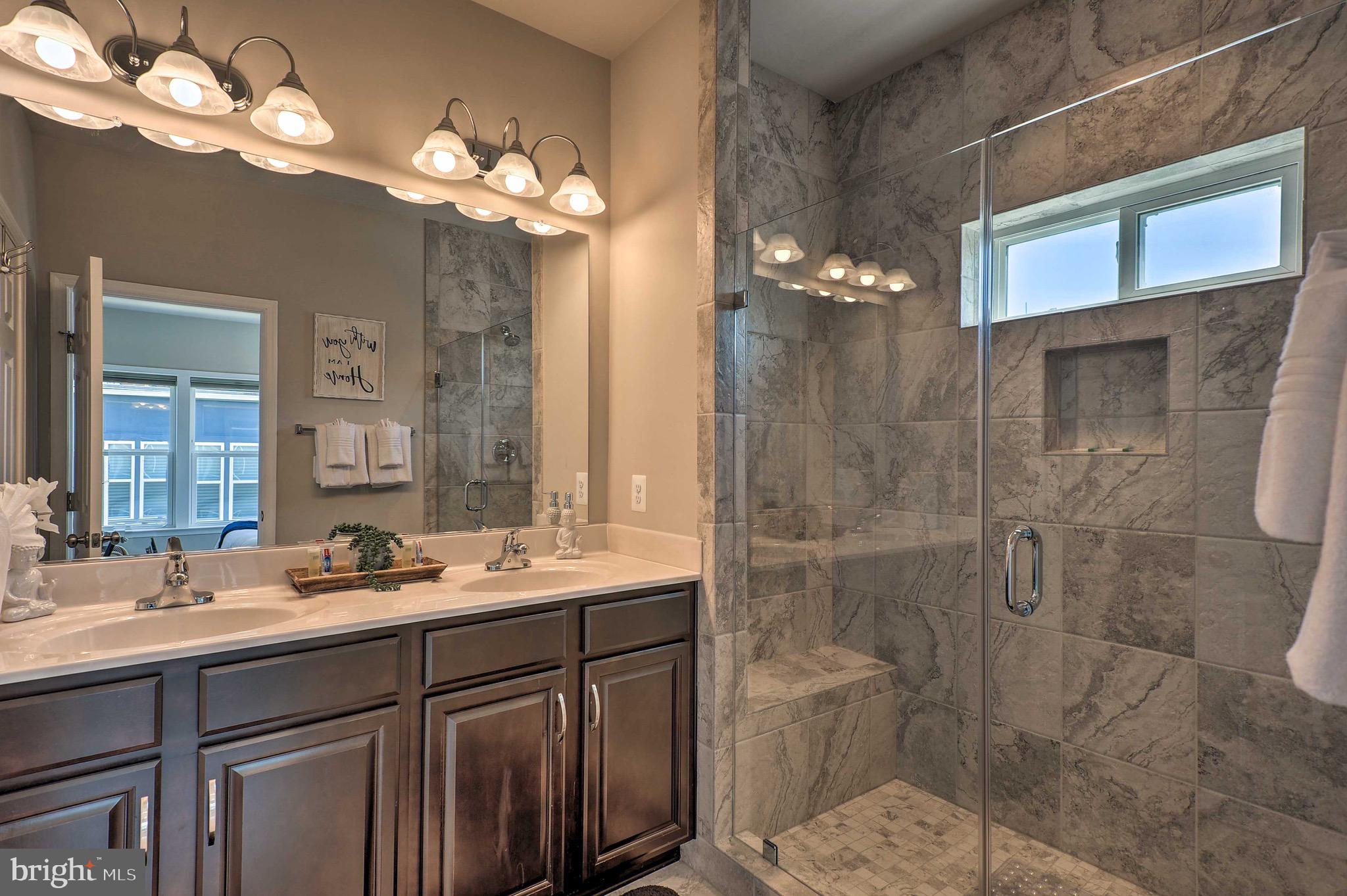 ADMIRALS SQUARE - Residential