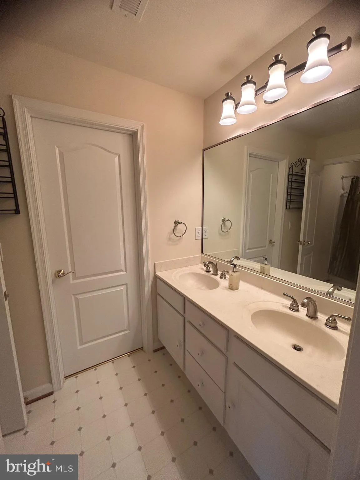 Fredericksburg, Virginia 22406, United States, 5 Bedrooms Bedrooms, ,5 BathroomsBathrooms,Residential,Contingent,43216