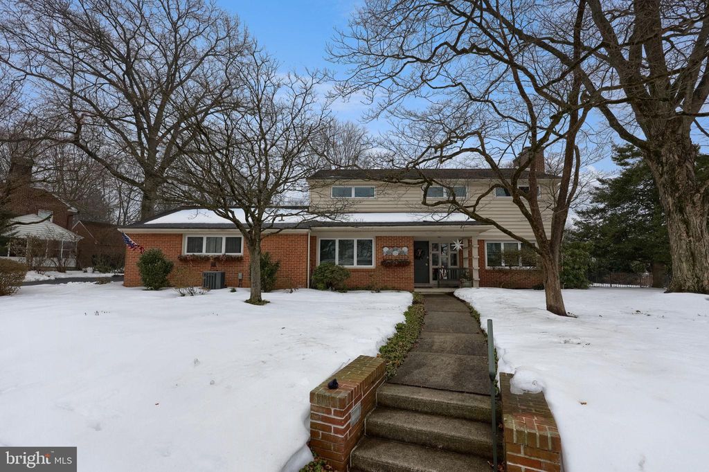 Photo of 118 W End Avenue, LITITZ, PA 17543 (MLS # PALA2083362)