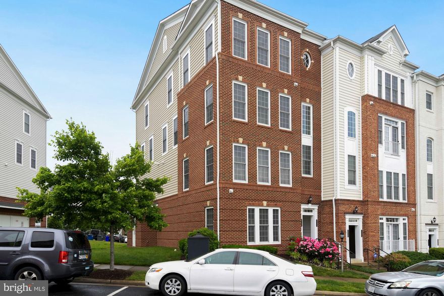 Potomac Club, It's not just a home; it's a lifestyle!  Immaculate 2 level end unit condo with huge gourmet kitchen. So many windows! Open floor plan and gourmet kitchen. Amenities galore! Gated community w/guards. Clubhouse w/indoor & outdoor pool, spa, sauna, staffed gym with free classes, rock-climbing wall, business center, 2 playgrounds. Great community events. Walk to restaurants, shops, including Starbucks, Apple store, Alamo movie theater, & Wegmans. 1/2 mi. Hwy 95/HOV & commuter lot. 2mi to VRE. Easy commute to: DC/Ft. Belvoir/Quantico/Pentagon. New refrigerator and washer dryer combination. Water heater 2 years old. Chair rails will be removed from stairs and new carpet will be installed.