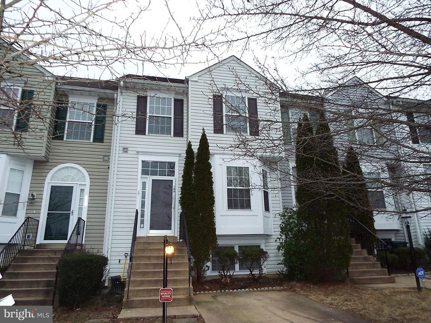 ***OVER 1900 SQ.FT, 4 BEDROOM/TOWNHOUSE IN STONE RIVER, LG KIT, FIN W/O BSMT, 3 LVLS,NEEDS SOME "TLC", REO/BANK PROPERTY, BUT AT THIS PRICE, IT'S A NO BRAINER!!!***