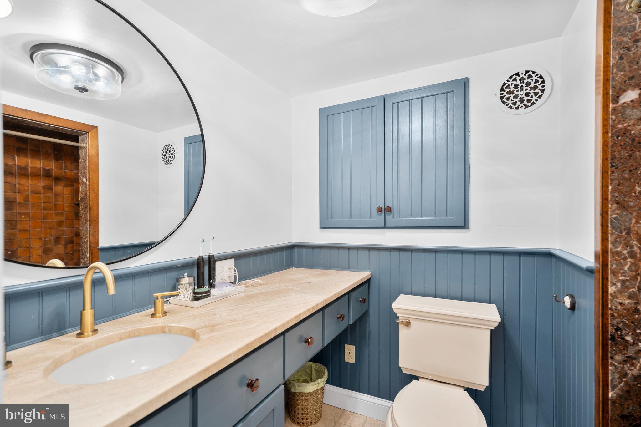 QUEEN VILLAGE - Residential