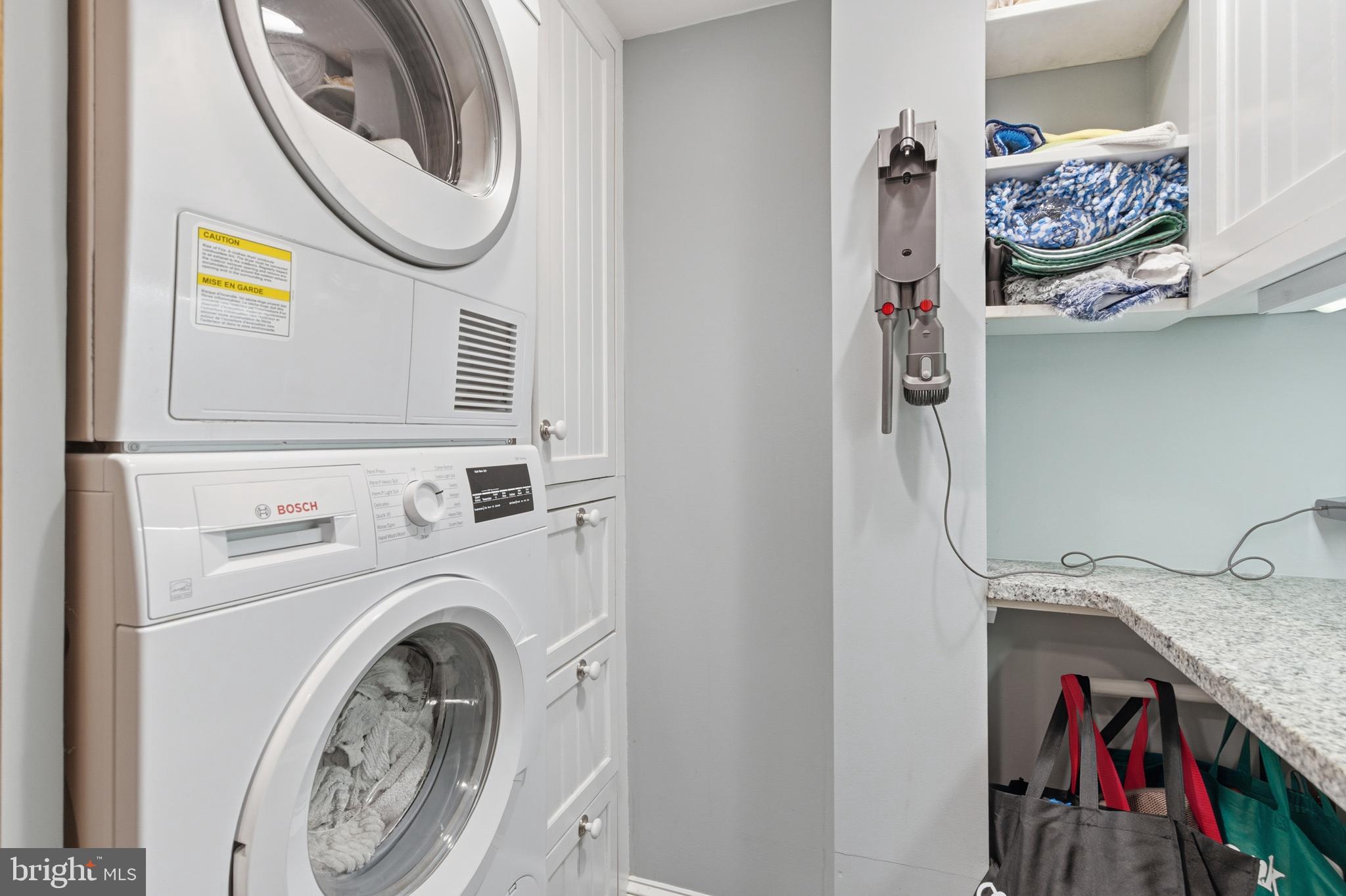 QUEEN VILLAGE - Residential