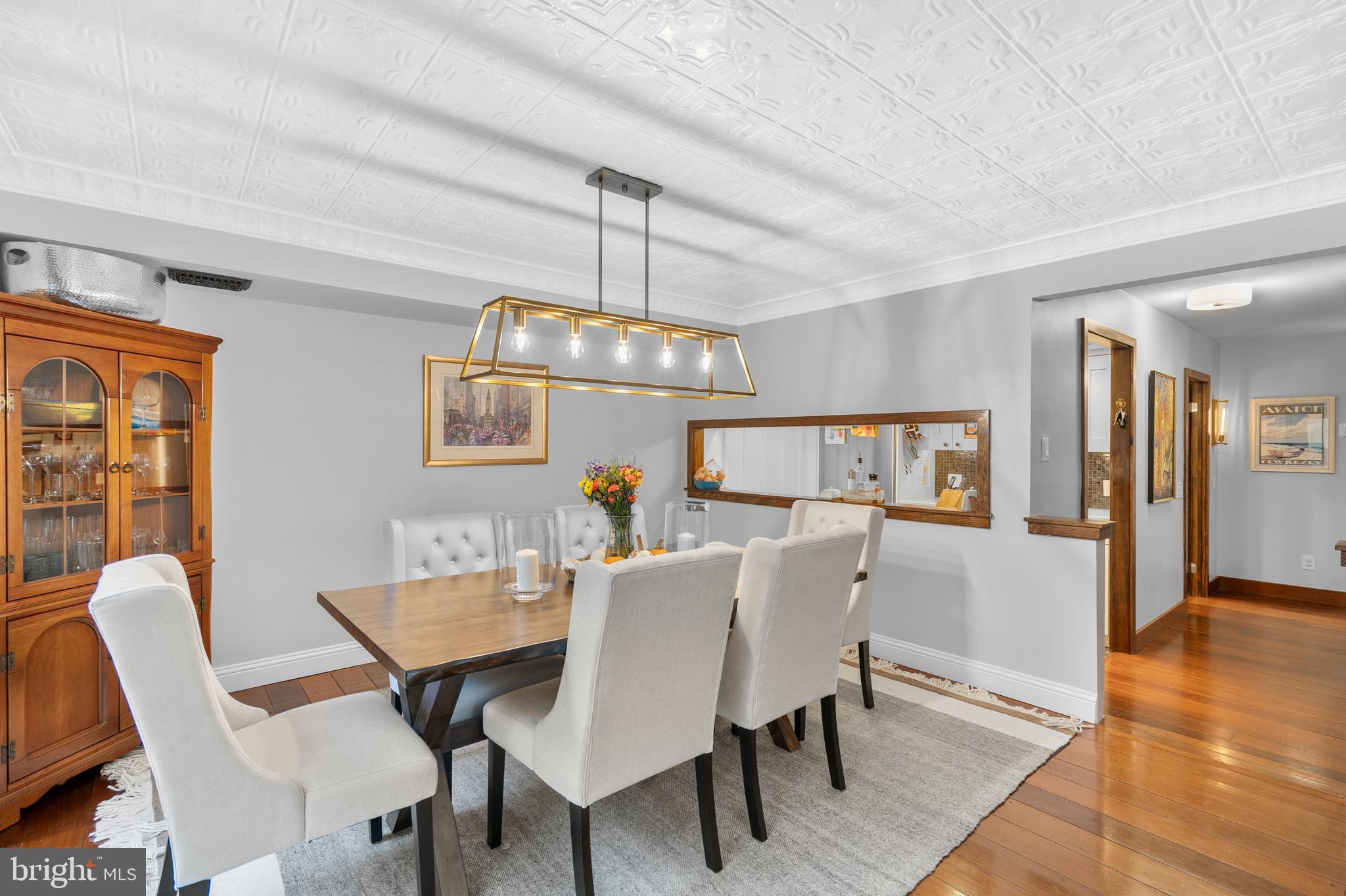 QUEEN VILLAGE - Residential