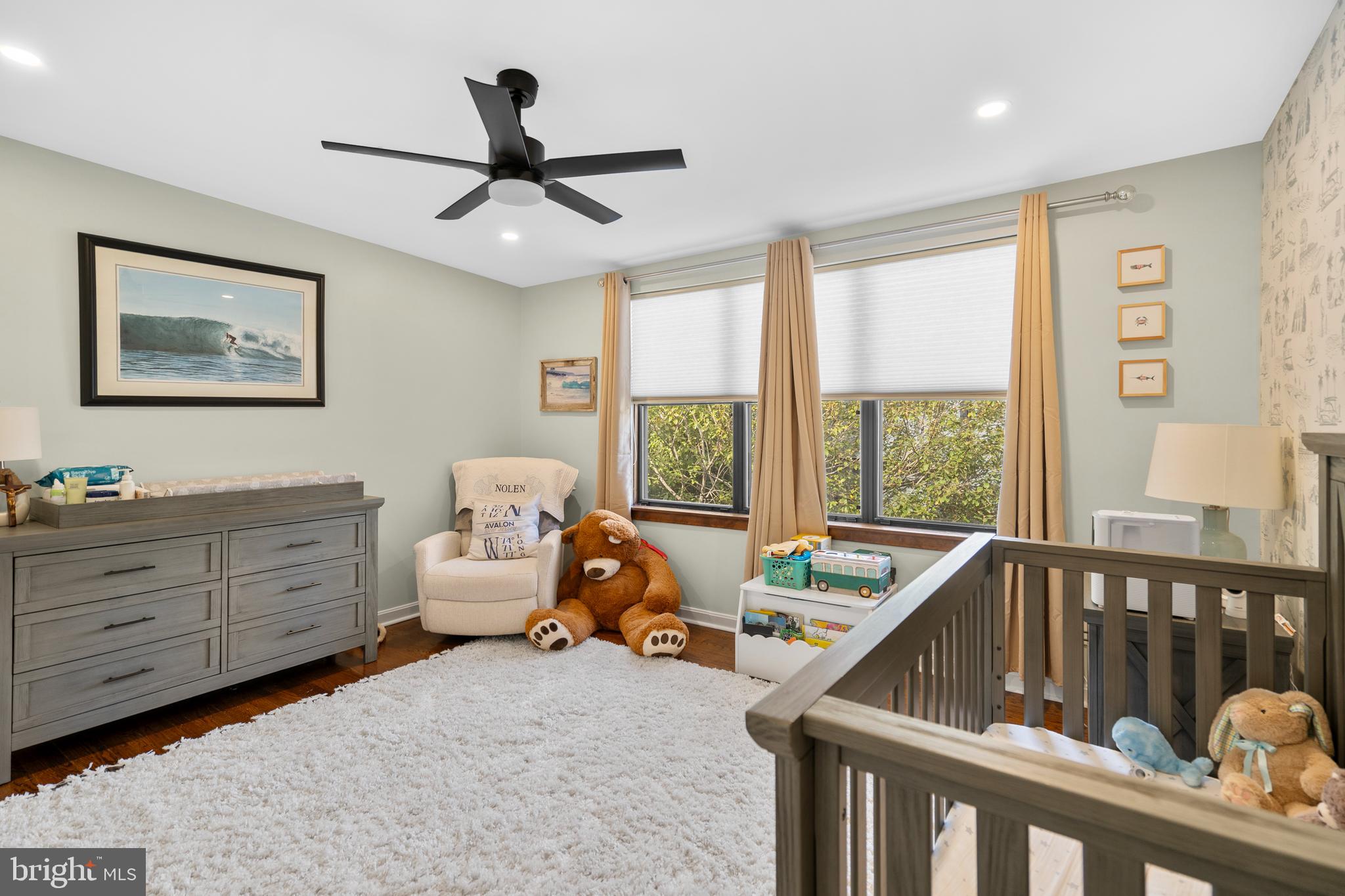 QUEEN VILLAGE - Residential