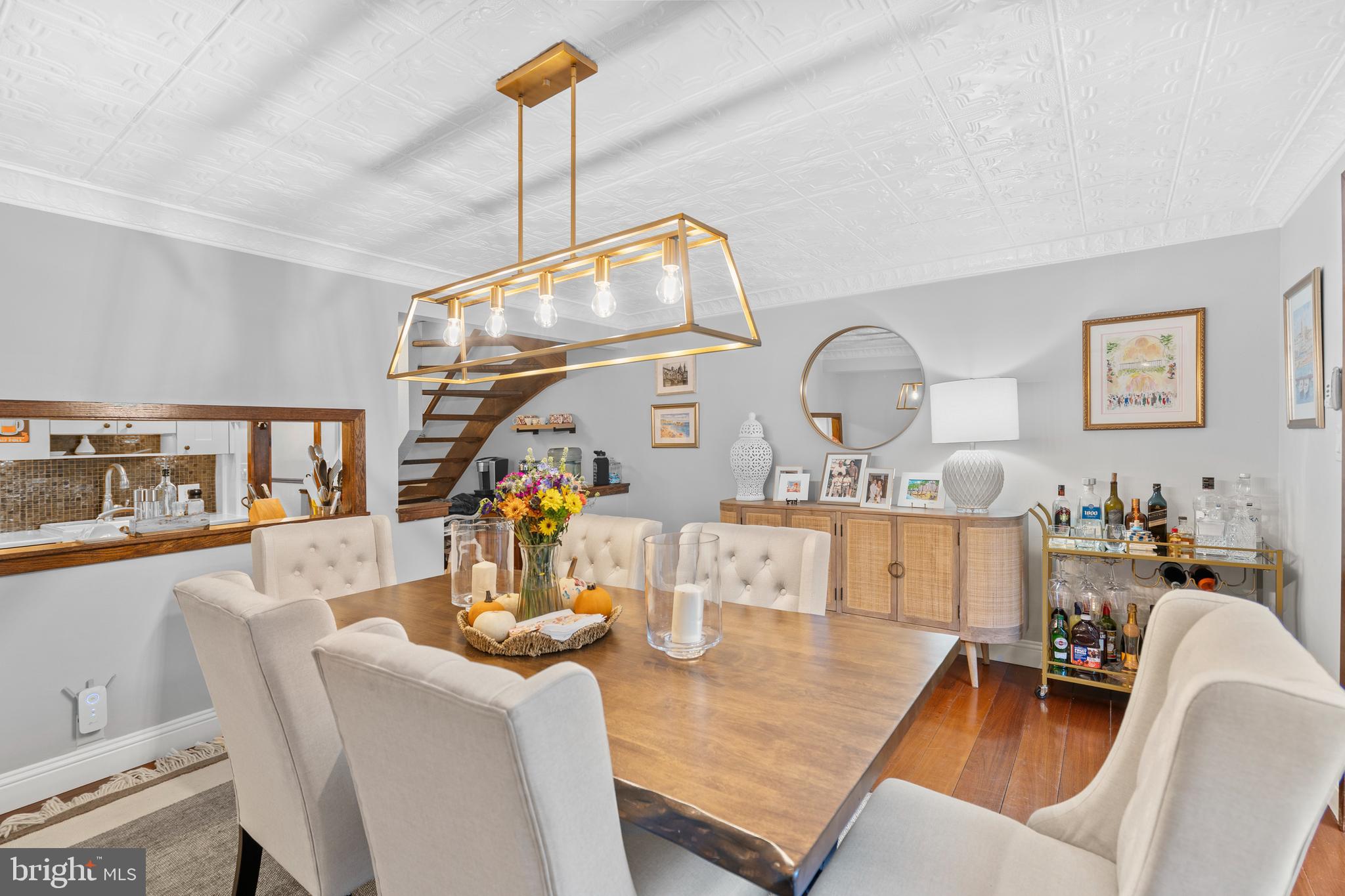 QUEEN VILLAGE - Residential