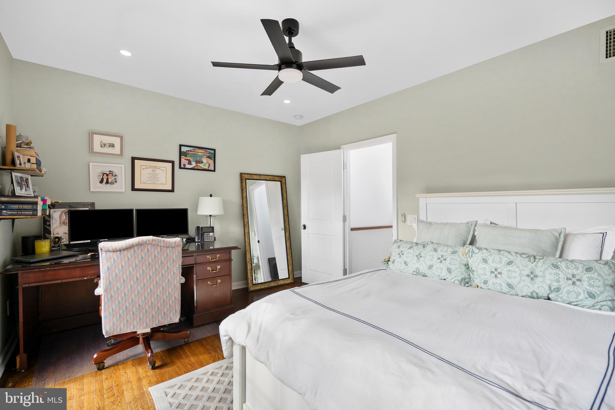 QUEEN VILLAGE - Residential