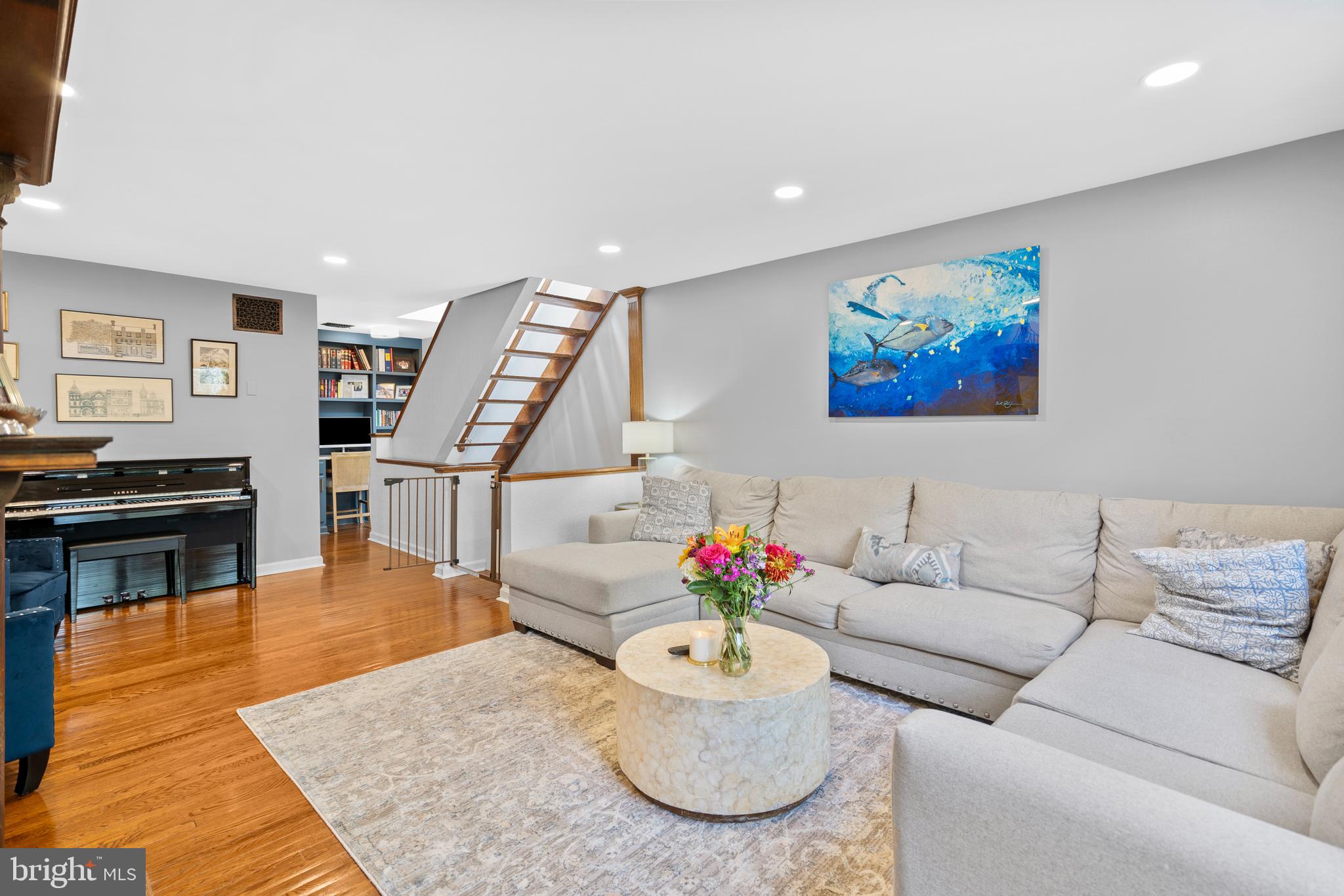 QUEEN VILLAGE - Residential