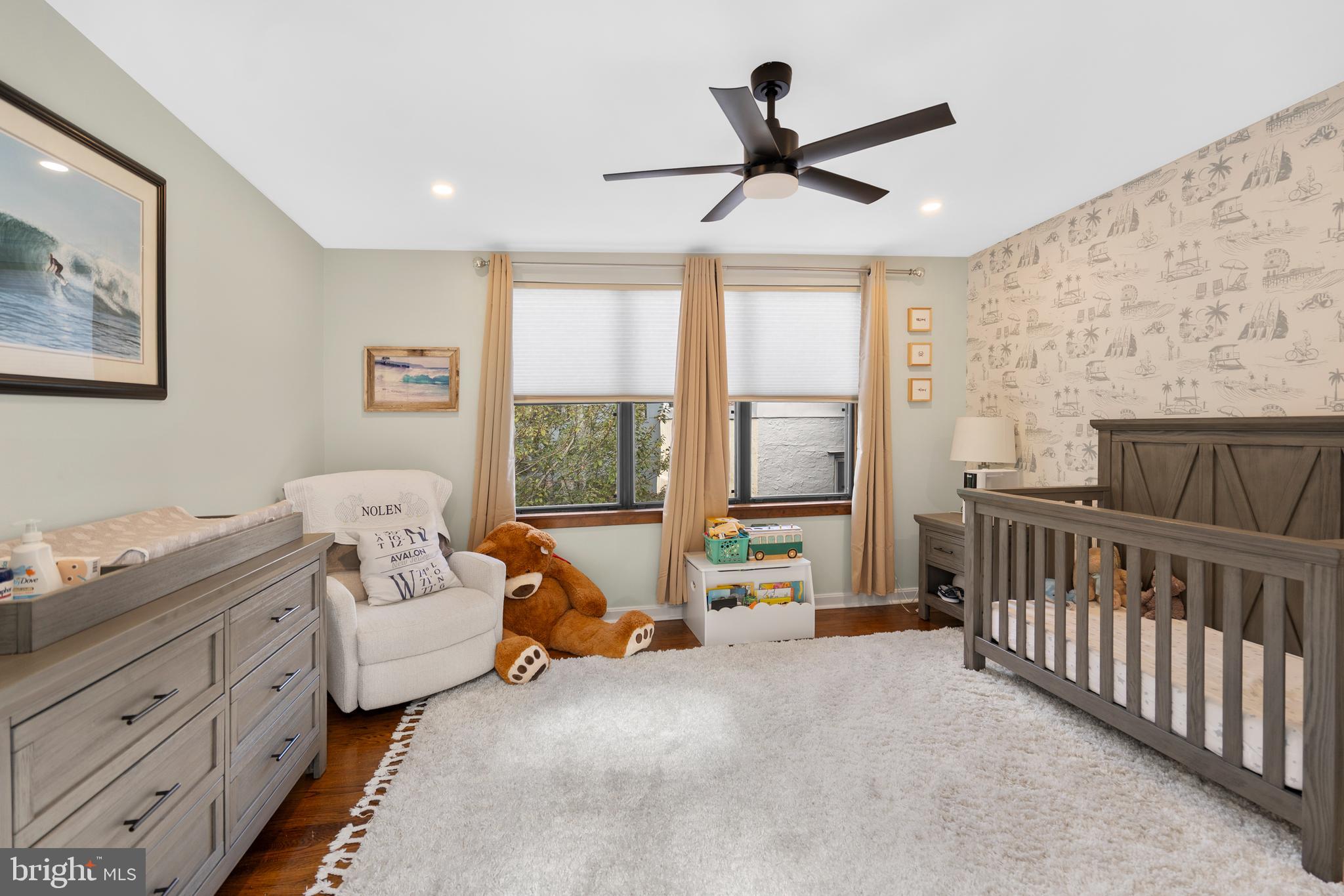 QUEEN VILLAGE - Residential