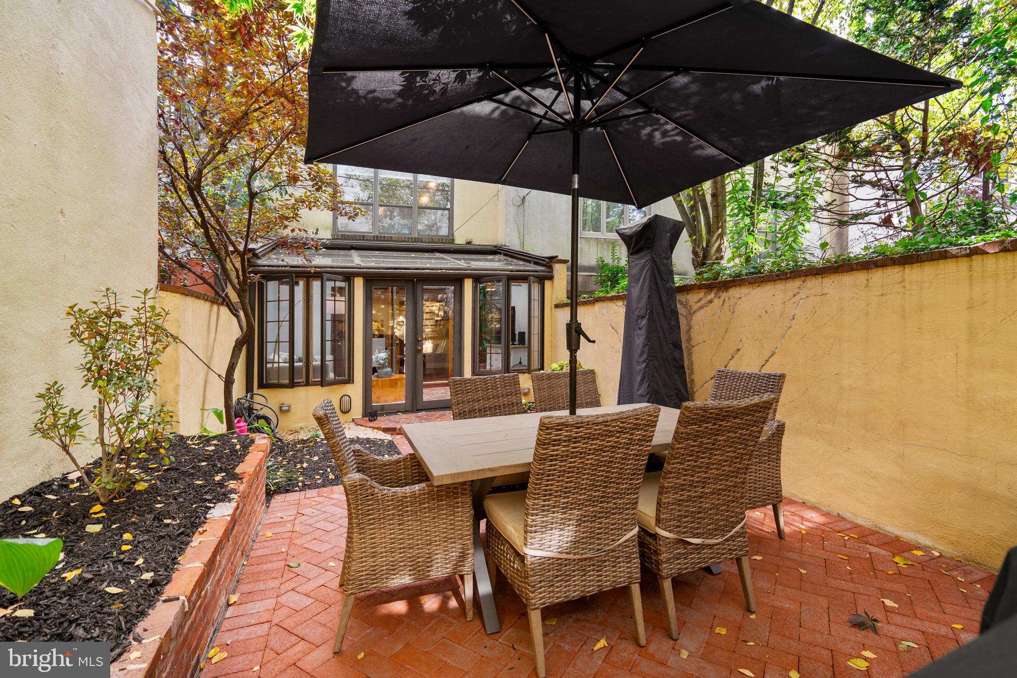 QUEEN VILLAGE - Residential