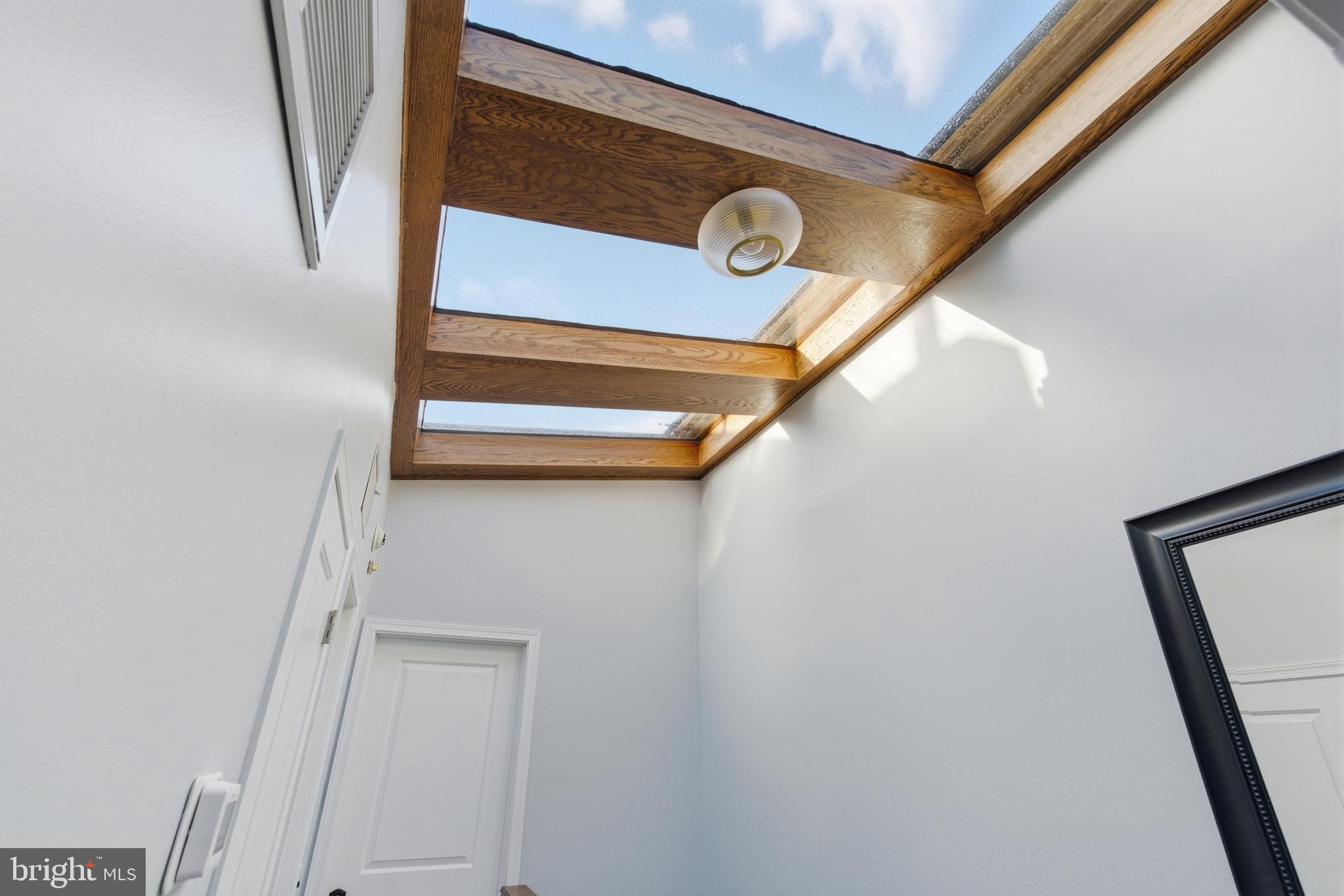 QUEEN VILLAGE - Residential