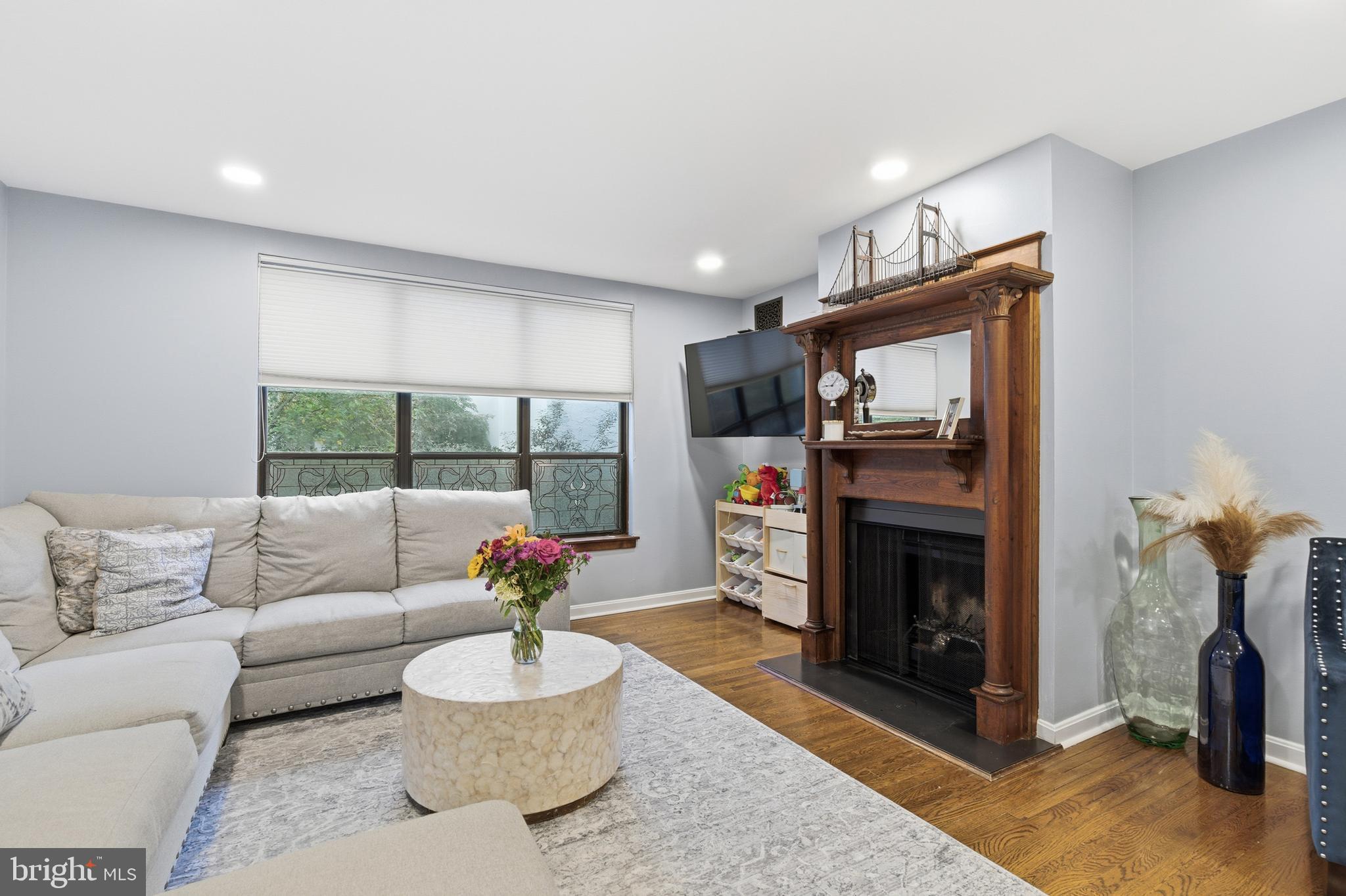 QUEEN VILLAGE - Residential