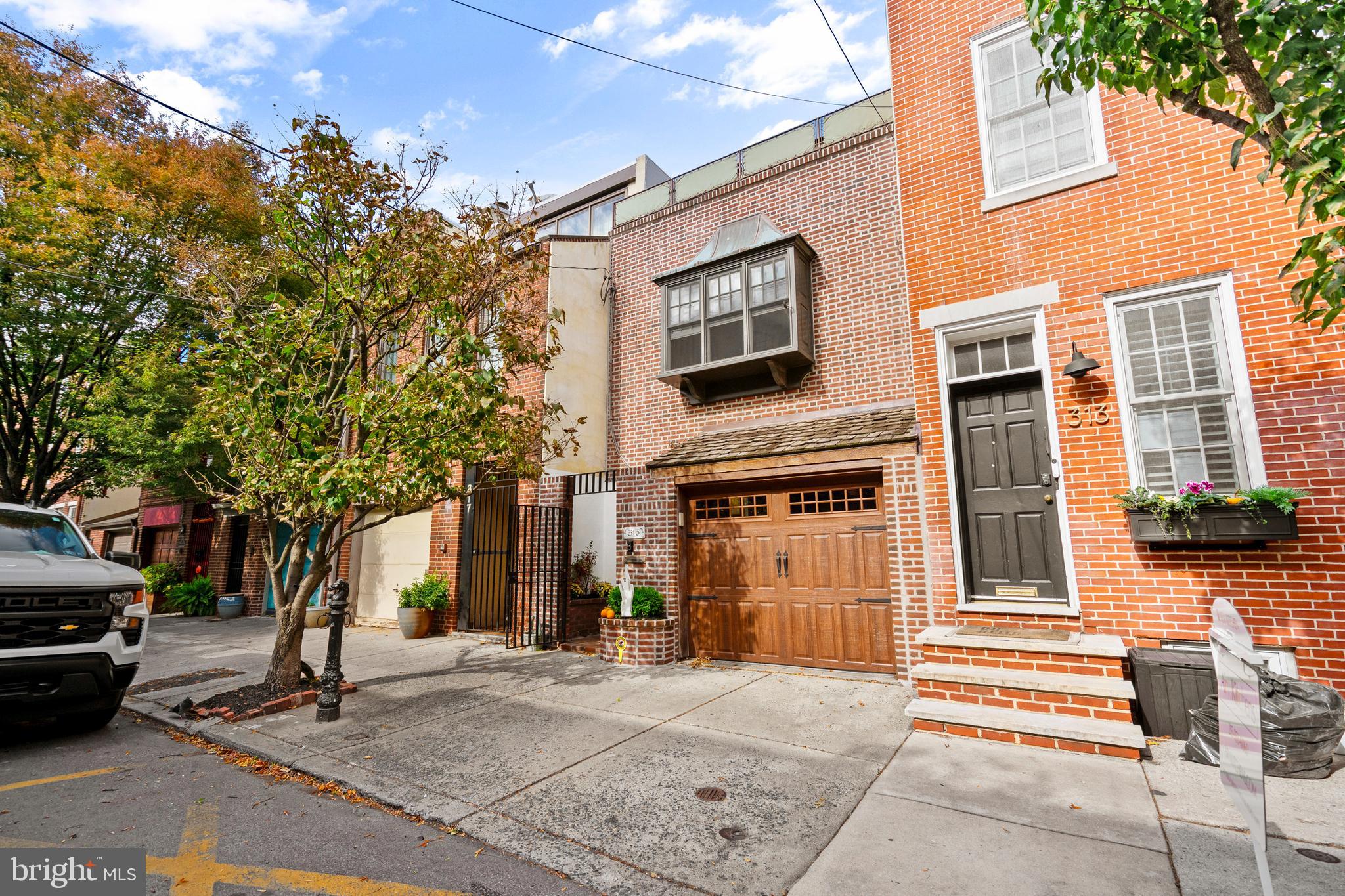 QUEEN VILLAGE - Residential